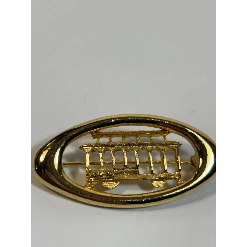 Vintage Brooch‎ Pin with Tiny Details San Francisco Gold Tone Cable Car